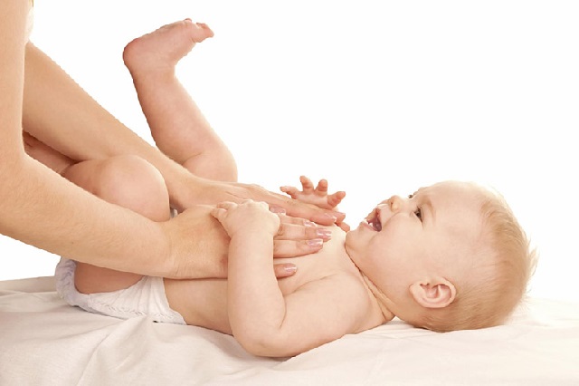 7 vị trí huyệt đạo massage giúp bé giảm tình trạng khó tiêu, đầy hơi