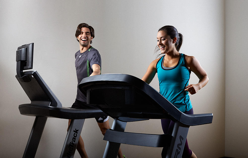 chạy bộ buổi tối với máy chạy bộ