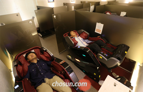 Dân công sở Hàn Quốc thanh toán để được... ngủ trưa thoải mái